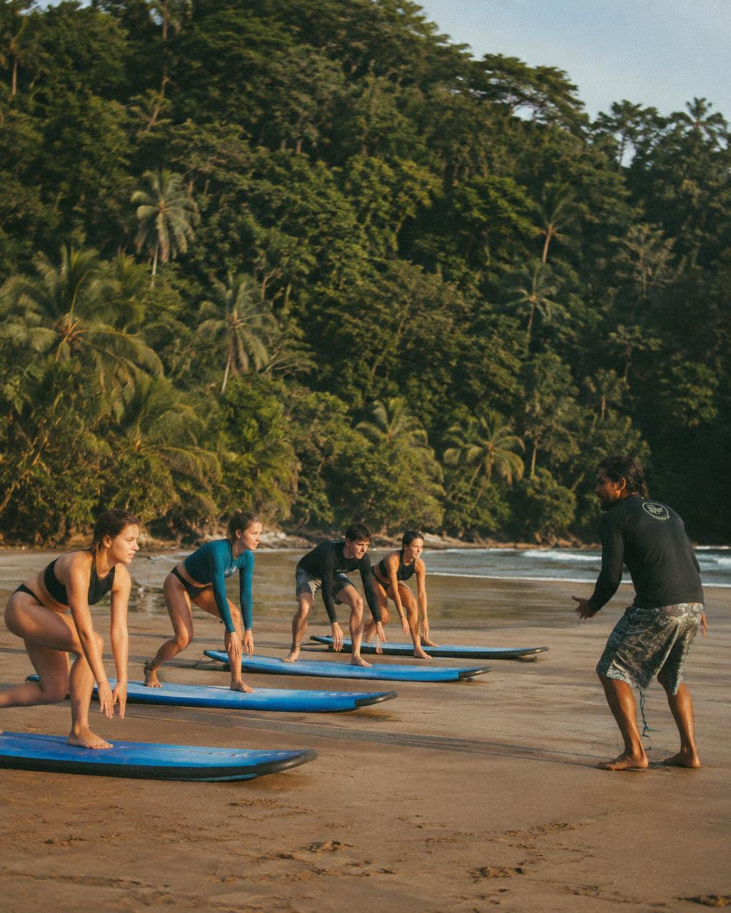 Instructor enseñando a alumnos en la playa