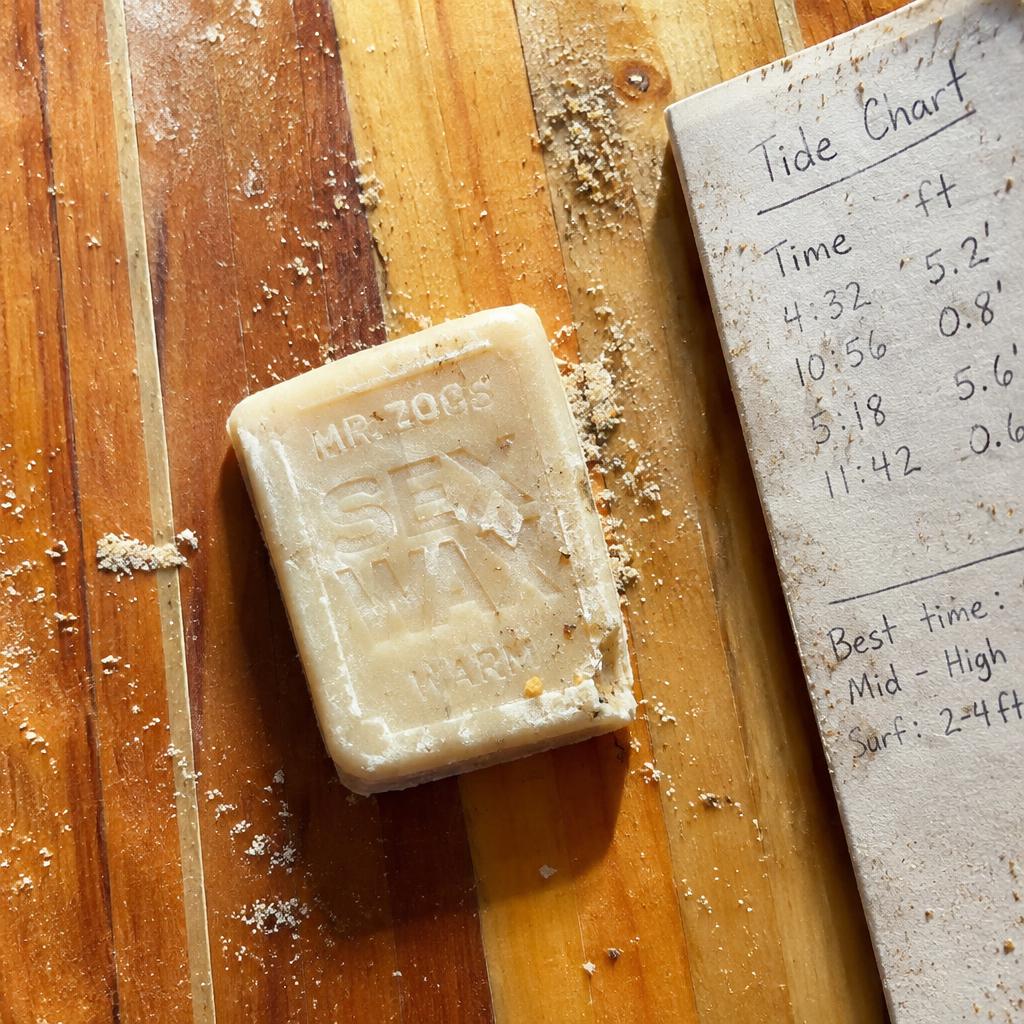 Parafina sobre una tabla de madera con tabla de mareas